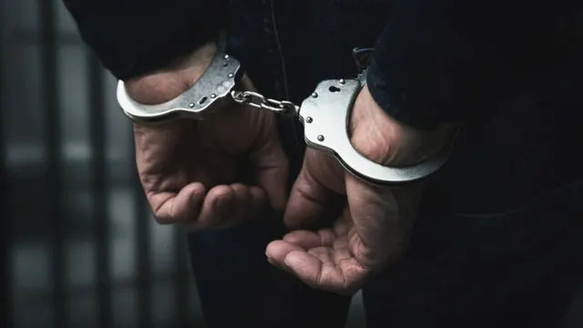 up-news-two-men-enact-mirzapur-scene-for-reel-near-pandit-madan-mohan-malviyas-statue-arrested